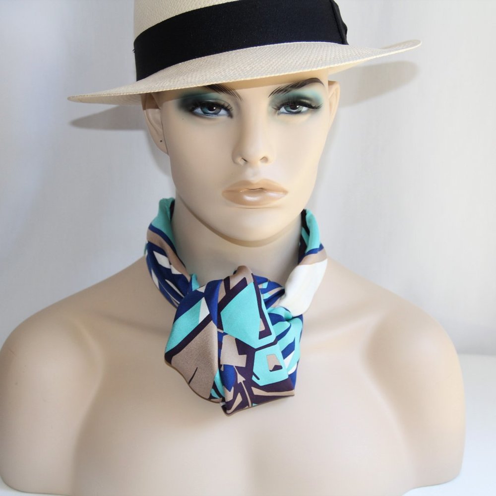 Gucci 100% Silk Scarf.  RARE Gorgeous - Picture 9 of 13